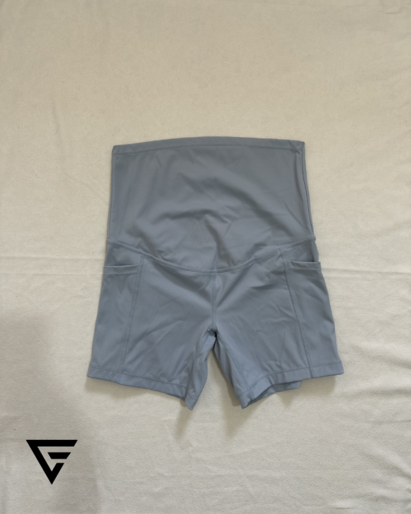 Short femme enceinte